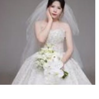 新娘坐姿婚纱照