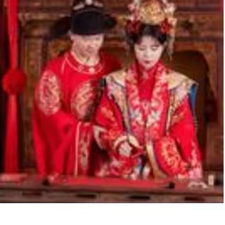新人中式婚礼用餐合影